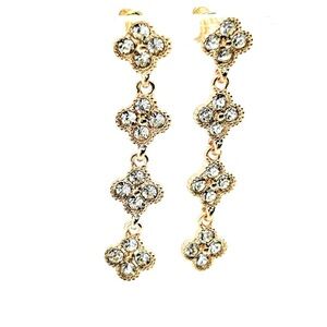 NWOT Beautiful Clovers Dangle Earrings 2” long
